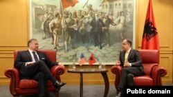 I dërguari i Shteteve të Bashkuara për Ballkanin Perëndimor, Gabriel Escobar me presidentin e Shqipërisë, Bajram Begaj.