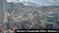 Spasioci na mjestu ruskog raketnog napada, selo Hroza u oblasti Harkiv, Ukrajina, 5. oktobar 2023.