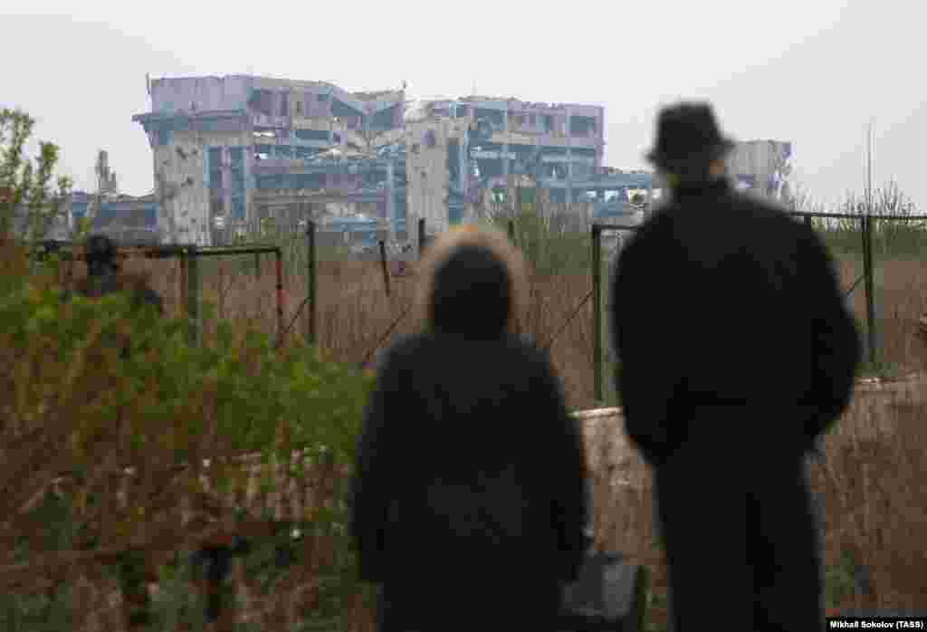 Par gleda ruševine aerodroma u aprilu 2017. Nakon što je Kremlj pokrenuo sveobuhvatnu invaziju na Ukrajinu u februaru 2022. godine, ruske snage su do novembra te godine preuzele cijelo područje srušenog aerodroma.