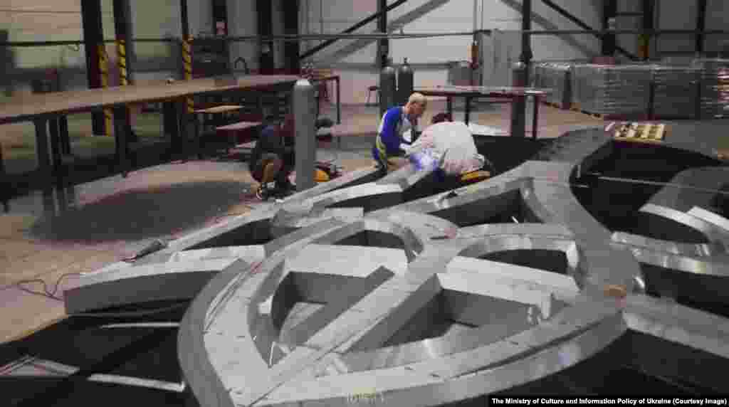 U objavi na Facebooku od 19. jula, ukrajinsko ministarstvo kulture i informacione politike izjavilo je da je zamjena srpa i čekića trozupcem &quot;oslobađanje naše kulture od sovjetske stigme&quot;.