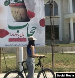 Батыш стилинде кийинип турган кыз. Иран.