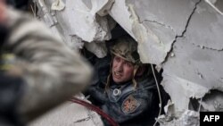 Potraga za preživjelima u ruševinama pogođene stambene zgrade