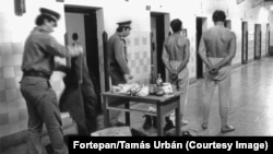 Fotografie surprinsă de fotograful Tamas Urban, în ani '70, la penitenciarul din Aszod, la nord-est de Budapesta.