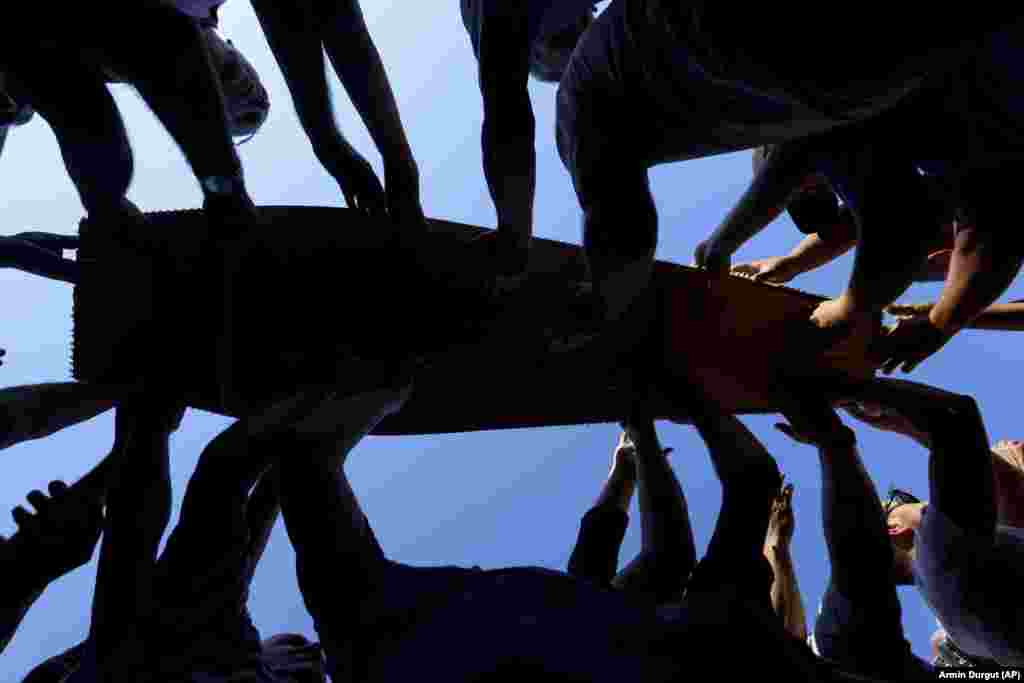 Muslimani nose kovčege sa posmrtnim ostacima žrtava genocida u Srebrenici 1995. godine, u Potočarima, Bosna i Hercegovina, 9. jula.