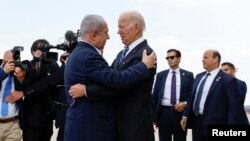 Predsjednika Bidena (desno) dočekuje premijer Izraela Netanjahu (lijevo) u Tel Avivu, 18. oktobra 2023. 