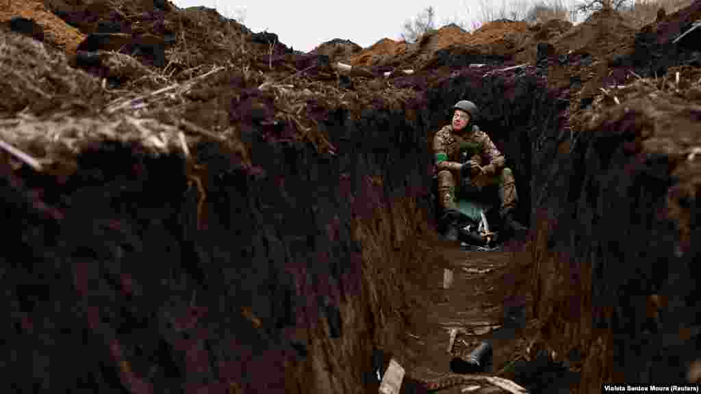 Ukrán katona a lövészárokban. Bahmut környékén hónapok óta nem csitulnak a harcok