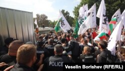 Привърженици на "Възраждане" в сблъсък с полицията пред Паметника на Съветската армия в София, 21 септември 2023 г.