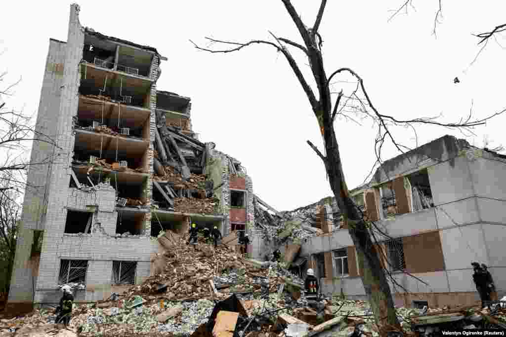 Рятувальні роботи на місці ракетного удару по Чернігову. Уранці 17 квітня голова Чернігівської ОВА В&rsquo;ячеслав Чаус повідомив, що: &laquo;ворог завдав три ракетних удари майже по центру міста&raquo; &nbsp;