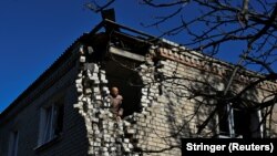 Ukrajinski vojnik pregleda oštećenu stambenu zgradu, usred ruskog napada na Ukrajinu, u selu Velika Novosilka, na jugu Donjecke oblasti, Ukrajina, oktobar 2023. godine