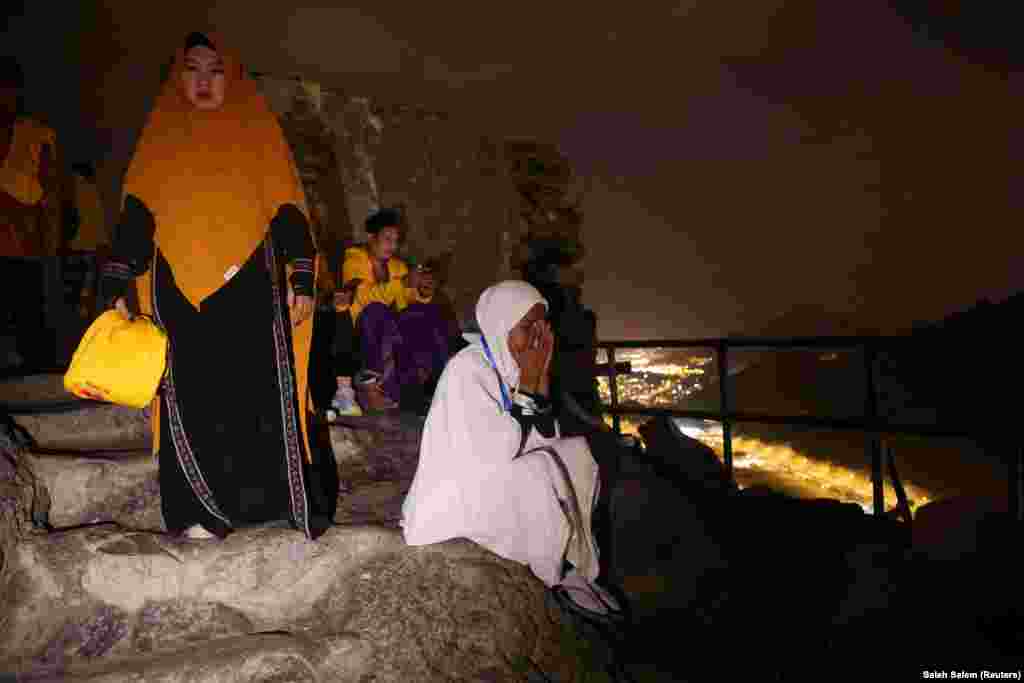 Disa gra myslimane shihen duke u lutur në malin Al-Noor.&nbsp;