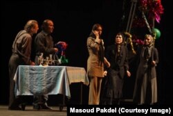 صحنه‌ای از اجرای نمایش «مجلس شبیه در ذکر مصائب استاد نوید ماکان و همسرش مهندس رُحشید فرزین»