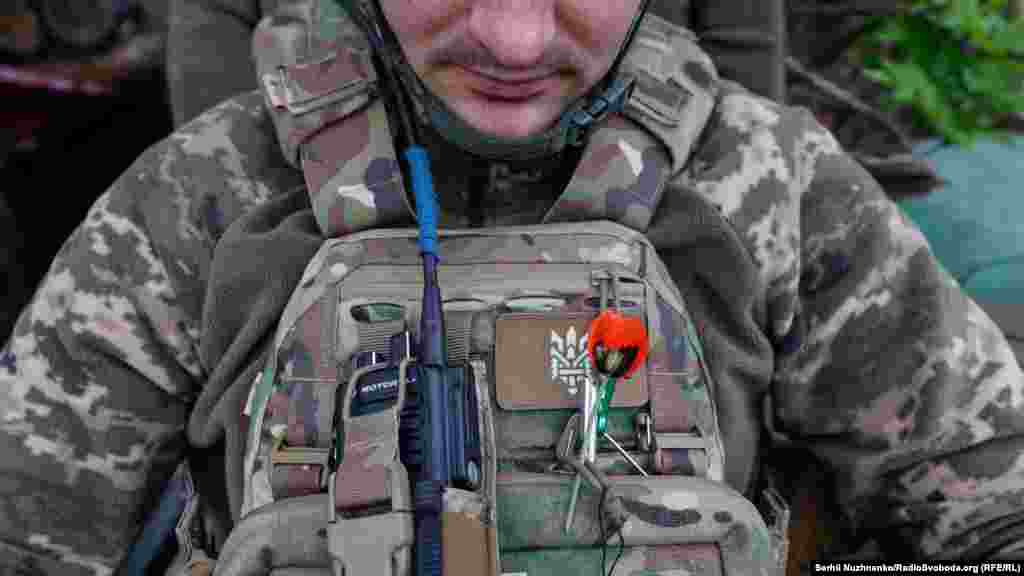 Польова квітка на бронежилеті бійця ЗСУ