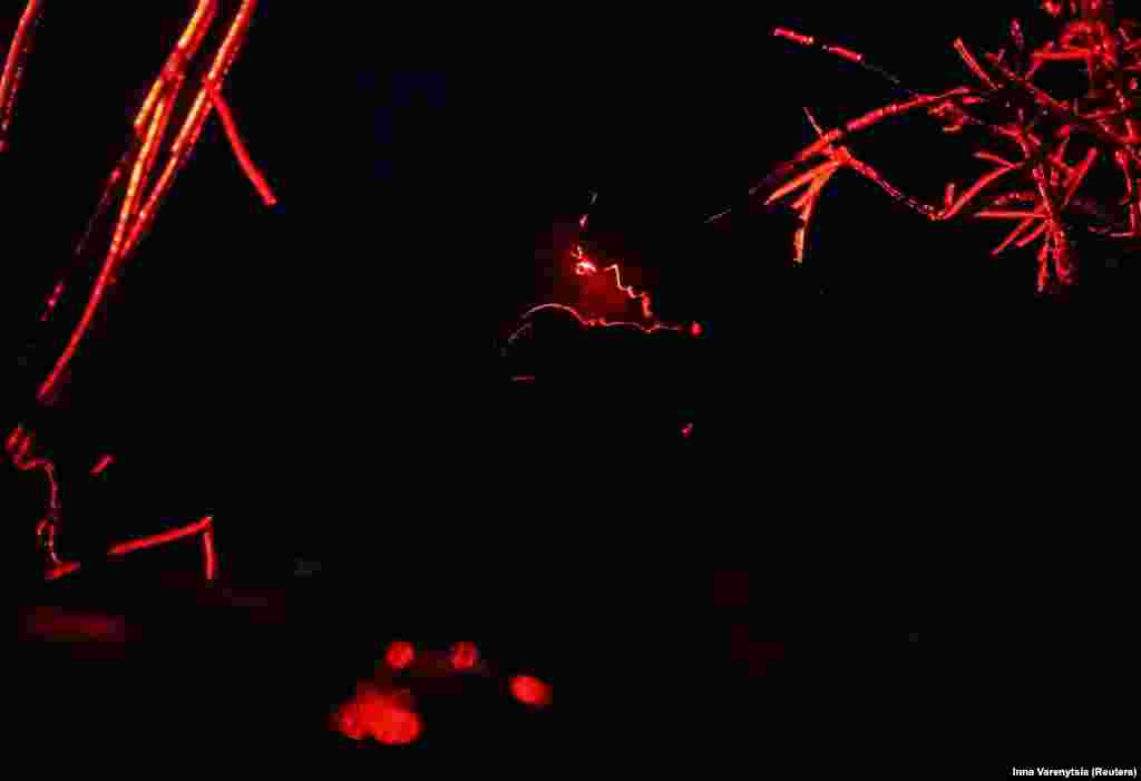 Тим часом інші солдати керують іншим безпілотником-камікадзе. За словами високопоставленого українського військового, солдати і танки, що діють на відкритій місцевості, мають лише кілька хвилин до того, як вони стануть мішенню через величезну кількість безпілотників, що патрулюють над полем бою.