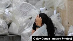 Coadă la predarea sacilor cu voturi în Sectorul 1, București. La o săptămână de la încheierea procesului, Biroul Electoral Central încă nu a transmis rezultatele finale.