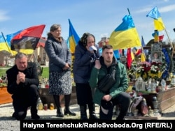 Рідні, які прийшли на могилу до загиблого захисника, на Полі почесних поховань вшановують воїна під час поховання