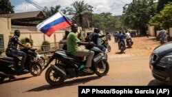 Ілюстраційне фото. Російський прапор на параді на підтримку Ібрагіма Траоре, який захопив владу в Буркіна-Фасо восени 2022 року. Столиця Уаґадуґу, жовтень 2022 року