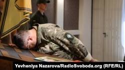 На церемонію прощання прийшли близькі та бойові побратими.