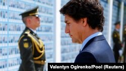 Прем’єр-міністр Канади Джастін Трюдо під час вшанування українських воїнів, загиблих у війні з Росією біля Стіни пам'яті. Київ, 10 червня 2023 року