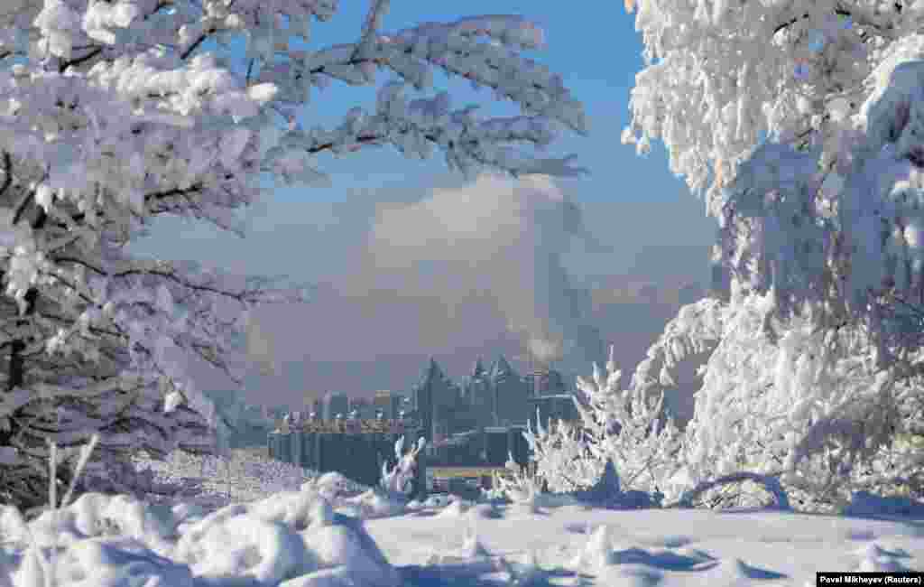 Dimni gas i para izlaze iz dimnjaka nakon što je snijeg prekrio grad a temperatura zraka pala na -20 stepeni Celzijusa u Almatiju, Kazahstan.