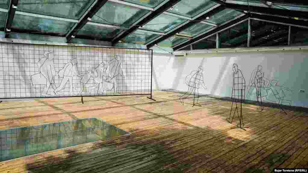 Silueta të prindërve dhe fëmijëve me valixhe nëpër duar.