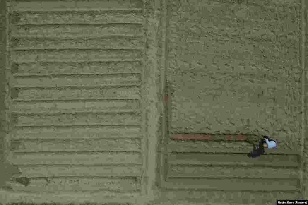 A 78 éves Antonio Sanchez a földjén dolgozik.&nbsp;Spanyolország az EU egyik legnagyobb gyümölcs- és zöldségtermelője. Az országban az édesvíz több mint nyolcvan százalékát a mezőgazdaság használja fel &nbsp;