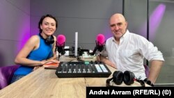 „Încerc atât de mult să strecor în program timpul de tihnă, de liniște, care dilată celălalt timp, activ, și foarte, foarte greu reușesc. Mintea mea funcționează tot timpul și asta trebuie să opresc. E groaznic. Mă enervează”, spune Răzvan Exarhu.