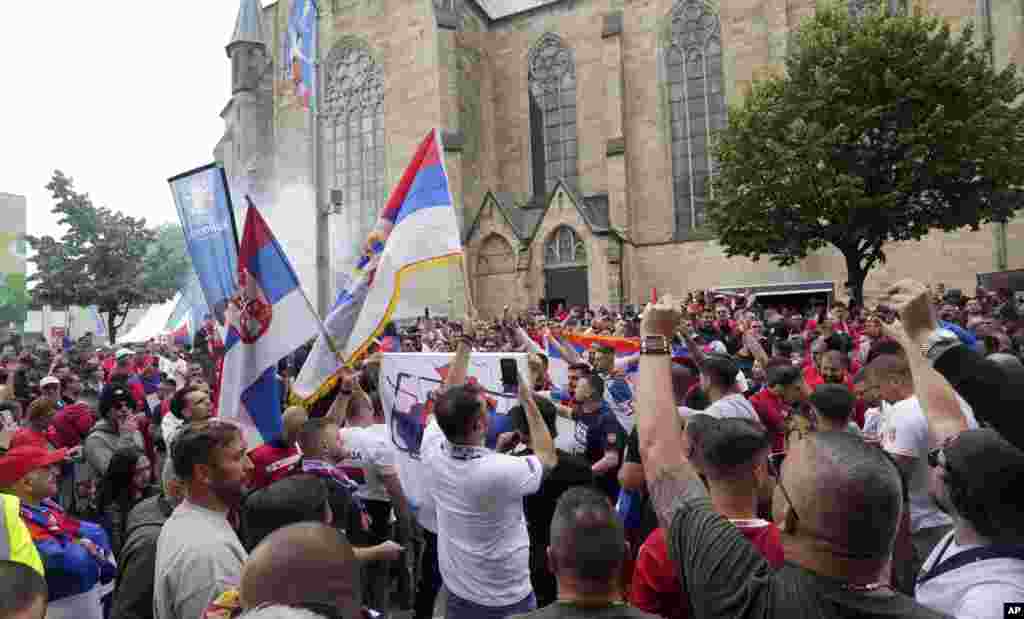 Navijači Srbije pred utakmicu, Gelzenkirhen, 16. juni 2024. &nbsp;