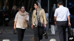 Iranke šetaju Teheranom, Iran, 5. august 2023.