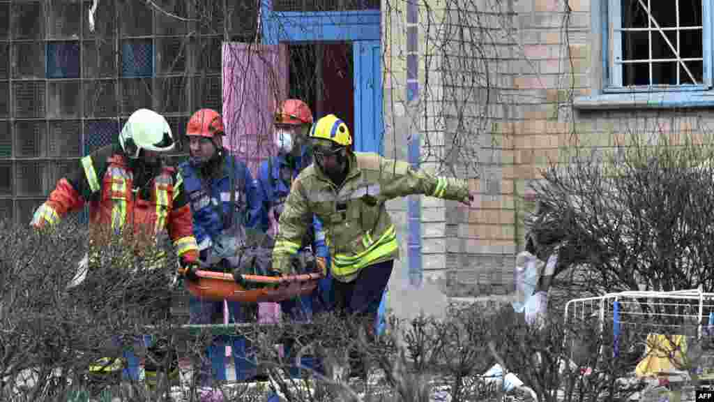 A hatóságok által jelentett hét áldozat mellett több mint kéttucatnyi sérültet is el kellett látni