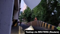 Balon za koji se veruje da ga je poslala Severna Koreja, sa raznim predmetima, Južna Koreja, 2. juna 2024.