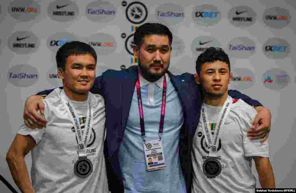 Лицензиялык мелдештин алгачкы күнүндө эркин күрөштөн Олимпиада оюндарына кыргызстандык балбандар Бекзат Алмаз уулу жана Эрназар Акматалиев жолдомо утуп алды.&nbsp;