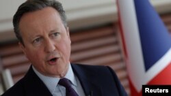 Девід Кемерон висловив думку, що цей спосіб може бути «кращим», хоча Лондон сподівається домогтися єдиного підходу країн «Групи семи» та Євросоюзу в цьому питанні