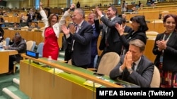 Slovenačka delegacija u Savjetu bezbjednosti slavi izbor, 6. juni 2023.