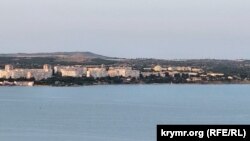 Вид на береговую линию Керчи. Крым, июль 2024 года