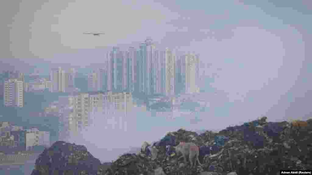 Delhi a szokásosnál is nagyobb füstben 2024. április 22-én, egy nappal azután, hogy tűz ütött ki a Gazipur szeméttelepen.&nbsp;A gazipuri hulladéklerakót 1984-ben hozták létre, hetvenhektáros területével az egyik legnagyobb Delhiben. Naponta több mint kétezer-háromszáz tonna szilárd hulladék érkezik ide