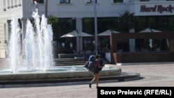 Centralni Trg Nezavisnosti u Podgorici je uglavnom pust u vrijeme najvećih vrućina. 