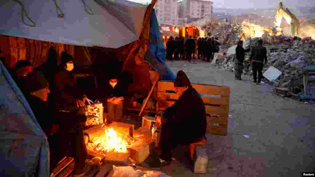 Melegedés a romok mellett. A hajlék nélkül maradt helyiek ehhez hasonló sátrakat állítanak, hogy fedél legyen a fejük felett.