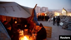 Kako bi se zgrejali, stanovnici Kahramanmaraša pale ono što nađu u ruševinama, često plastiku, 9. februar 2023. godine