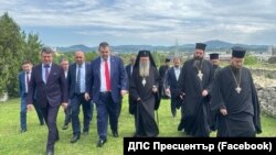 Делегация на ДПС, водена от съпредседателя му Делян Пеевски, е посрещната от Пловдивския митрополит Николай (двамата в средата) в Средновековния манастир "Св Йоан Предтеча" в Кърджали, 30 май 2024 г.