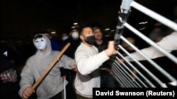 Protestatarii pro-Gaza de la Universitatea California/UCLA au fost contrați marți de alții, pro-Israel. Poliția a intervenit abia în zorii zilei de miercuri. Forțele de ordine au intervenit și la Columbia/New York. Nu e clar câți protestatari sunt studenți, și câți agitatori.