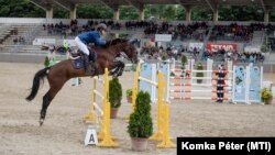 Nem ugrották meg az akadályt