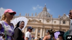Vjernici čekaju pod užarenim suncem na Trgu Svetog Petra obraćanje pape Franje, Vatikan, 23. juli
