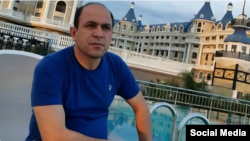 Фабрика ээси Али Рейхани "системага каршы үгүттөдү жана Эбрахим Раисиге акаарат келтирди" деп айыпталууда.