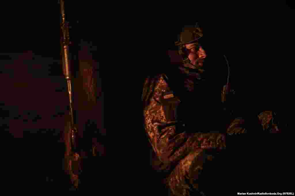 Хто читав Ремарка? Пригадуєте його розповіді з фронту? Доба на передовій нагадує навіть не Другу світову війну, а цілком Першу. Глибокі окопи, окопні свічки, артобстріли і посиденьки з побратимами. Відмінність &ndash; це 21 століття.&nbsp;