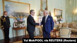 Король Чарльз вітає Кіра Стармера під час аудієнції в Букінгемському палаці, де він запропонував лідеру Лейбористської партії стати прем'єр-міністром і сформувати новий уряд, Лондон, 5 липня 2024 року