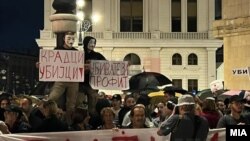 "Lopovi", "Ubice" i "Ubijate za profit", piše na transparentima koje su demonstranti istakli u Skoplju ispred zgrade makedonske vlade tokom protesta 4. septembra 2023, a povodom navoda o uskraćivanju citostatika pacijetnima obolelim od raka.