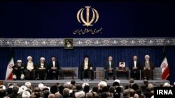 Ирандын жогорку лидери Аятолла Али Хаменеи (ортодо) 28-июлда Масуд Пезешкианды Ирандын президенттигине расмий түрдө жактырды.