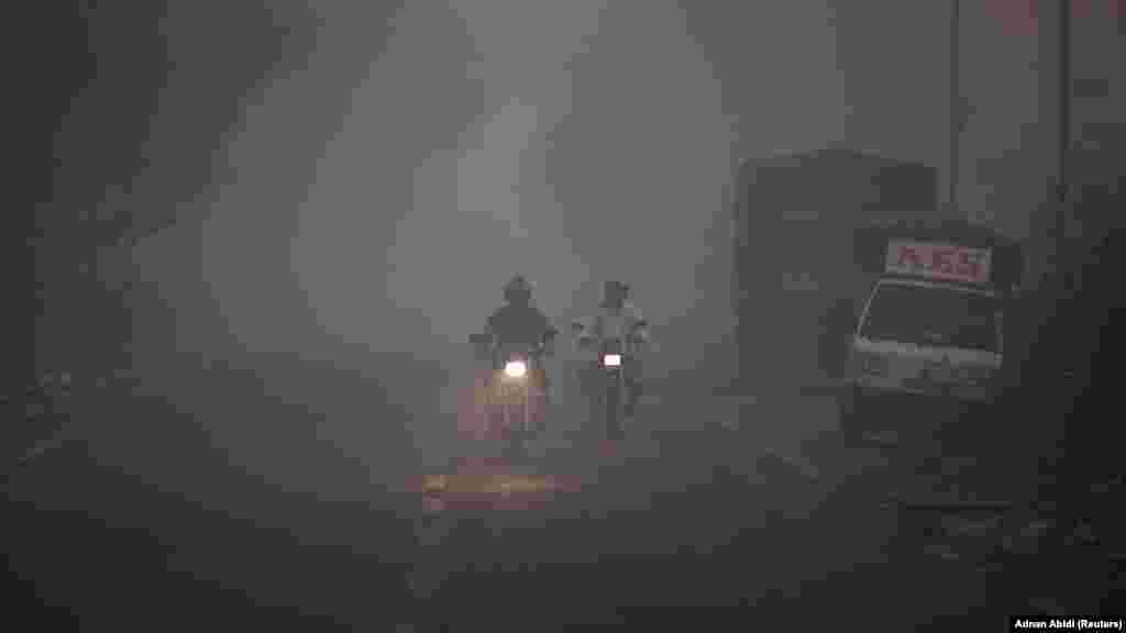 Indiai utcakép fényes nappal az égő szemét füstjén keresztül.&nbsp;A csaknem ötven méter magas gazipuri szeméthegy csak egy a mintegy háromezer indiai hulladéklerakó közül, amelyek tele vannak veszélyes gázokat kibocsátó, bomló hulladékkal