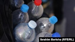 Shishe të plastikës që po përdoren nga qytetarët për t'i mbushur me ujë.