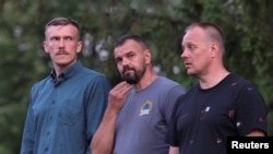 Trei dintre cei cinci apărătorii Azovstal care s-au întors din Turcia, Lviv, 8 iulie 2023.